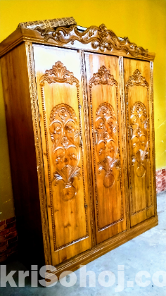 কাঠের আলমারি তিন পাটি কিছুদিন ব্যবহার হয়েছে